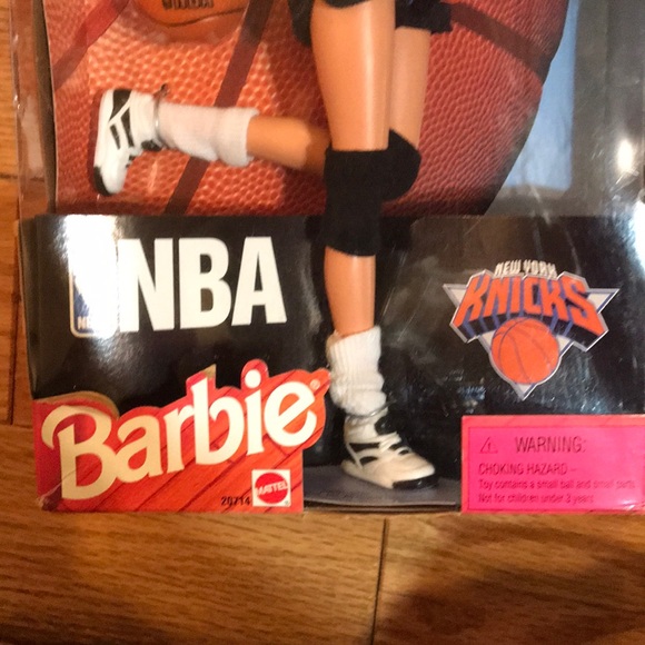 NBA Barbie knicks collectible New in box 1998 - Picture 3 of 10